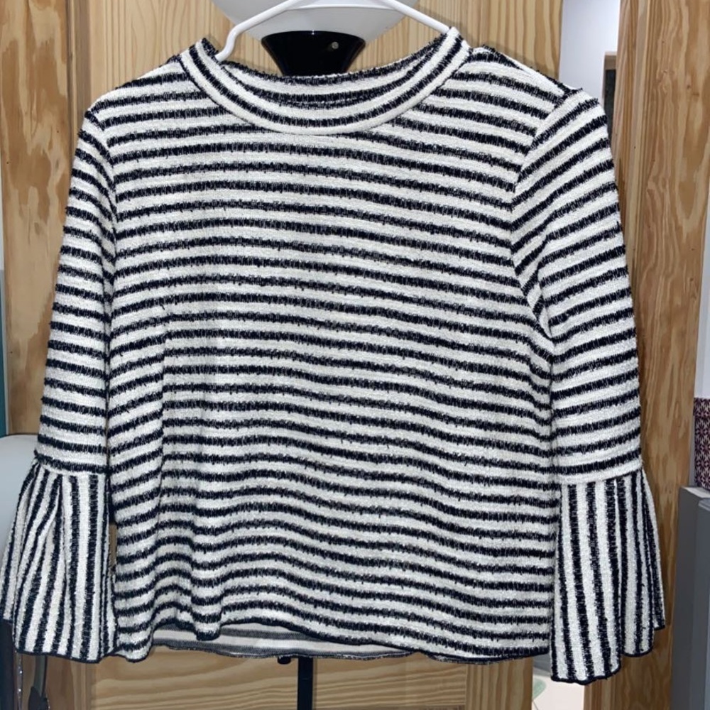 Woman’s oversized cropped long sleeve
